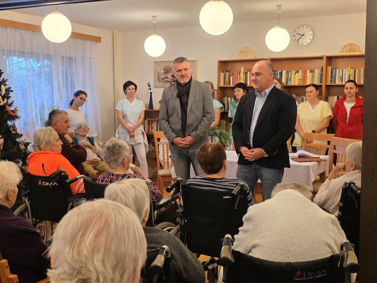 Z�stupci m�sta pop��li senior�m klidn� V�noce a v�e dobr� do roku 2026