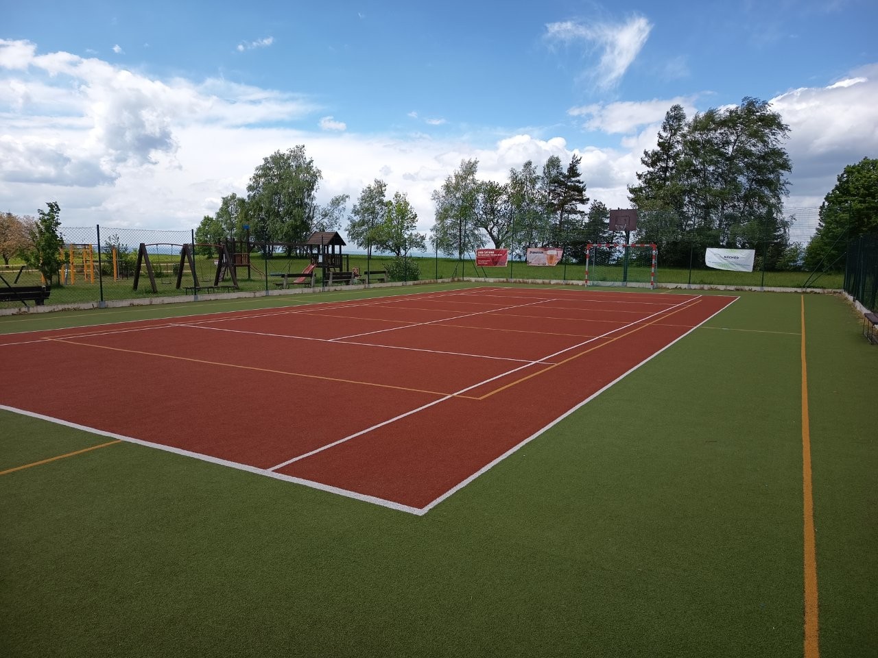 Regenerace umělých trávníků na sportovištích v Náchodě