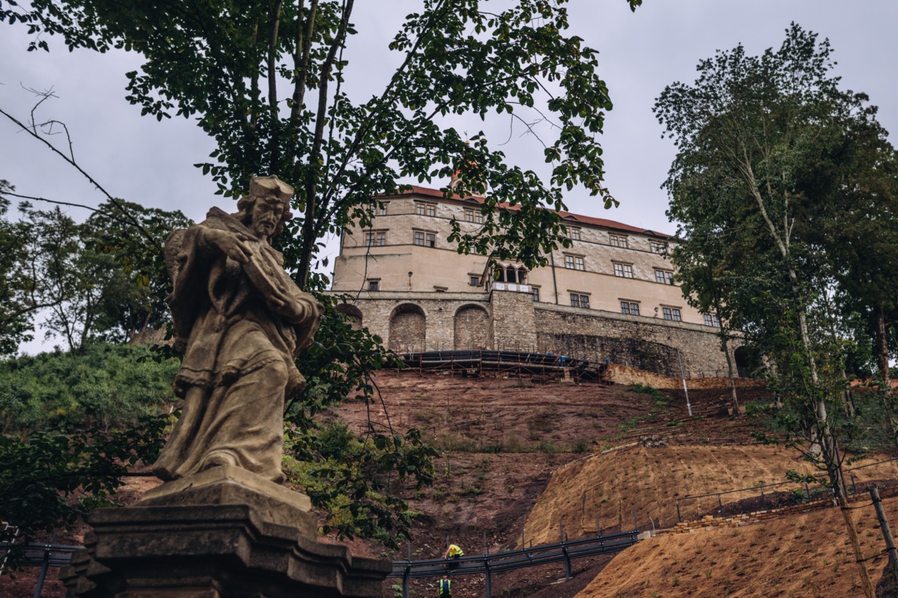 Na dokončení velkolepé obnovy zámeckého kopce dohlíží sv. Jan Nepomucký