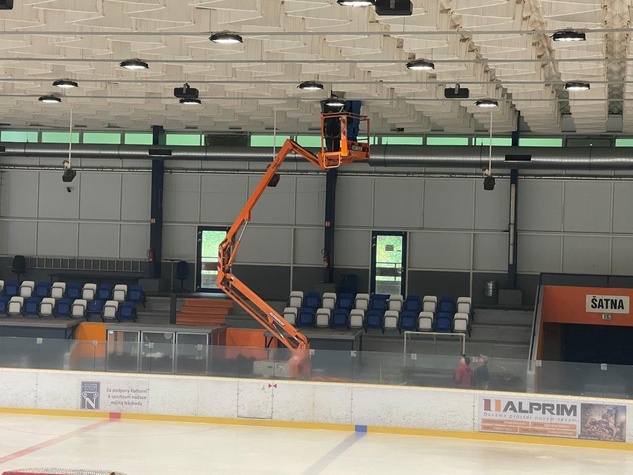 Nová úsporná LED svítidla na zimním stadionu v Náchodě