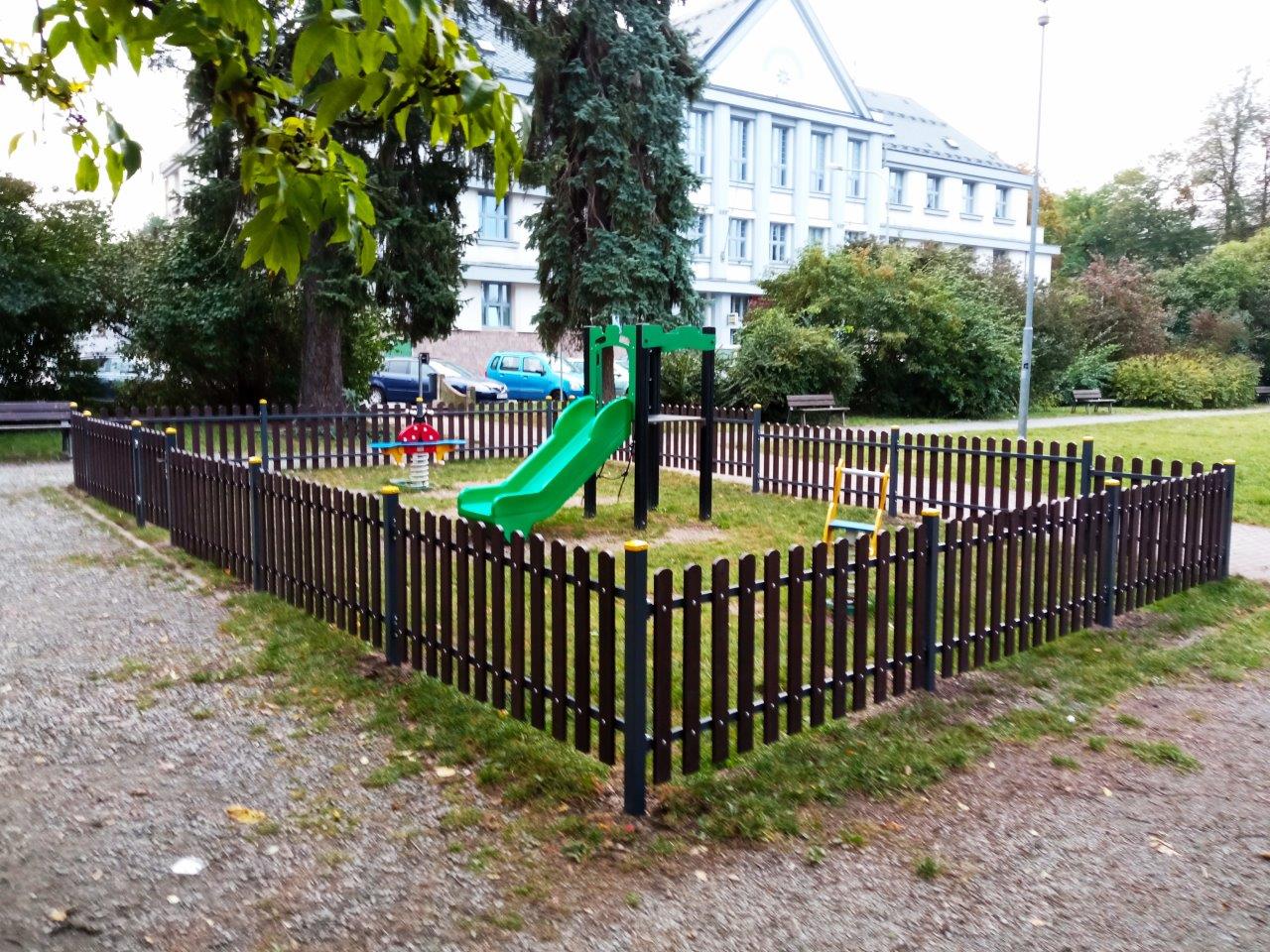 Nové oplocení dětského hřiště na Husově náměstí