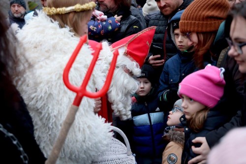 Mikuláše přivítaly v Malých lázních davy návštěvníků
