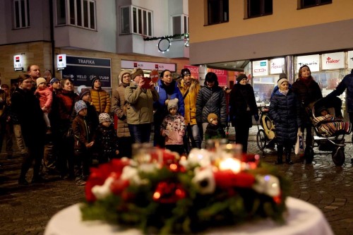 Druh adventn nedle v Nchod  svce nadje je zaplena