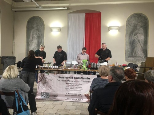 Spole�n� p�es hranice generac�