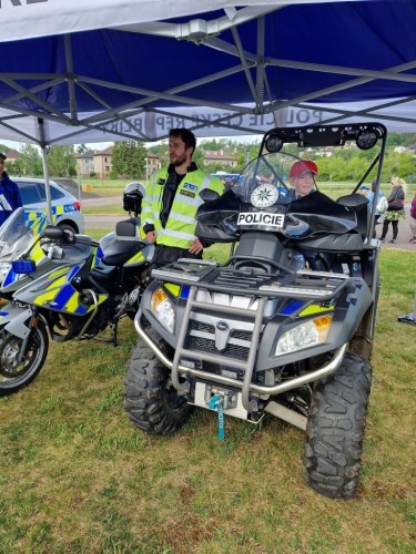 Den s Polici�