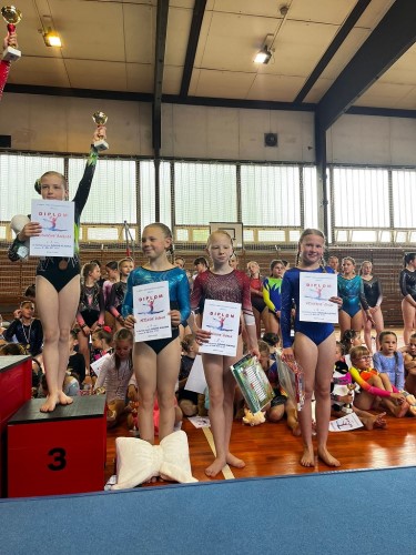Gymnastky SK Plhov�N�chod usp�ly na z�vodech v Doksech