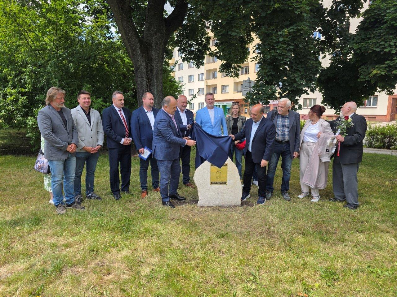Náchod připomněl odvahu a lidskost – odhalil základní kámen památníku pomoci vězeňkyním z tábora Sackisch
