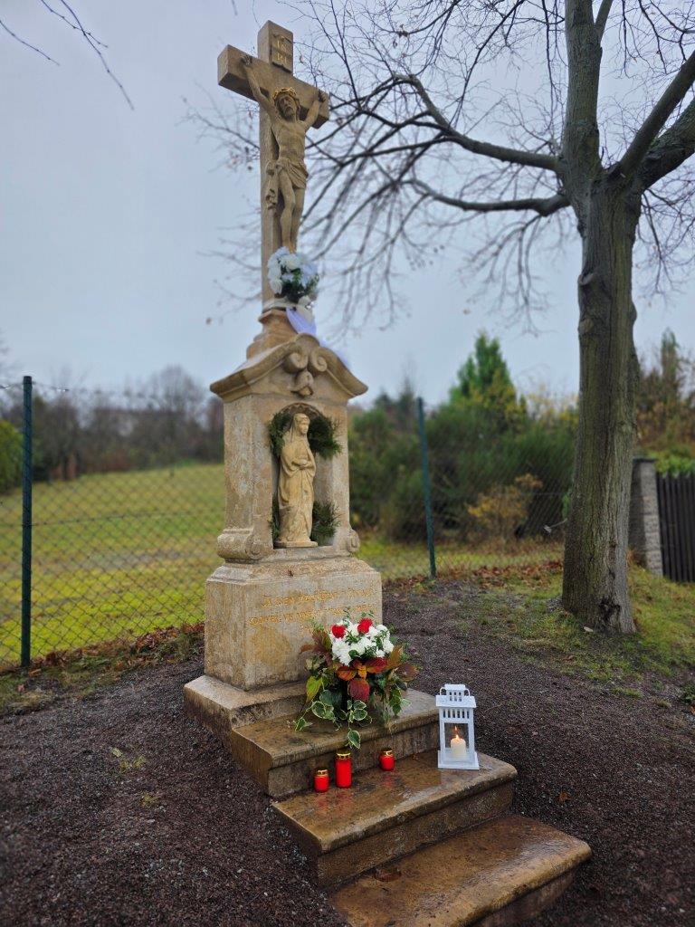 Historický kříž na Lipí se dočkal důstojné obnovy