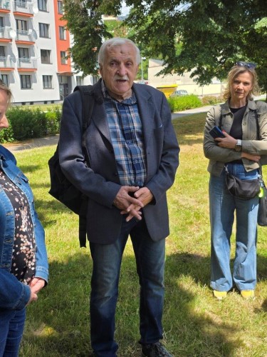 Nchod pipomnl odvahu a lidskost  odhalil zkladn kmen pamtnku pomoci vzekynm z tbora Sackisch