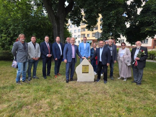 Nchod pipomnl odvahu a lidskost  odhalil zkladn kmen pamtnku pomoci vzekynm z tbora Sackisch
