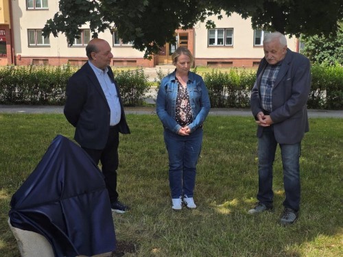 Nchod pipomnl odvahu a lidskost  odhalil zkladn kmen pamtnku pomoci vzekynm z tbora Sackisch