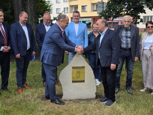 Nchod pipomnl odvahu a lidskost  odhalil zkladn kmen pamtnku pomoci vzekynm z tbora Sackisch