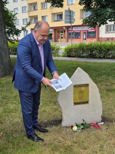 Nchod pipomnl odvahu a lidskost  odhalil zkladn kmen pamtnku pomoci vzekynm z tbora Sackisch