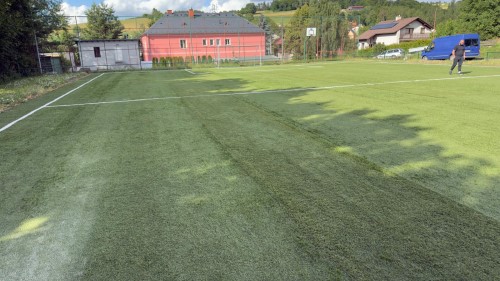 Regenerace umlch trvnk na sportovitch v Nchod