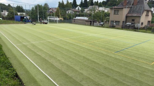 Regenerace umlch trvnk na sportovitch v Nchod