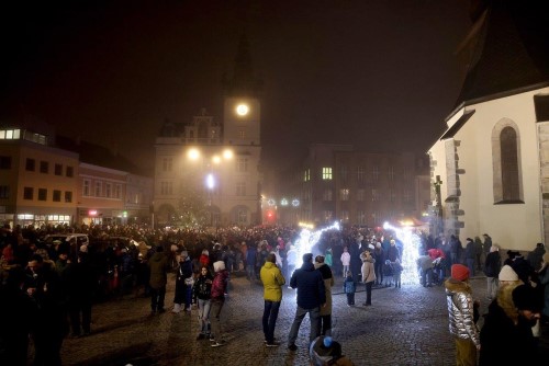 Advent v Nchod je tady! Na Masarykov nmst se rozzil vnon strom.
