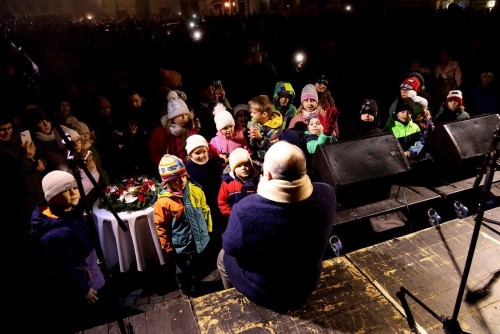 Advent v Nchod je tady! Na Masarykov nmst se rozzil vnon strom.