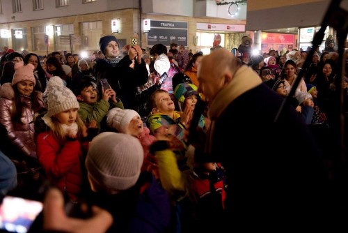Advent v Nchod je tady! Na Masarykov nmst se rozzil vnon strom.