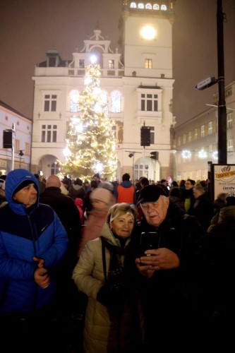 Advent v Nchod je tady! Na Masarykov nmst se rozzil vnon strom.