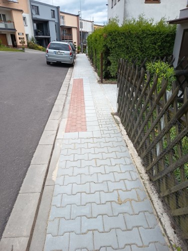 V ulici Pod Homolkou byla dokon�ena druh� etapa rekonstrukce chodn�ku